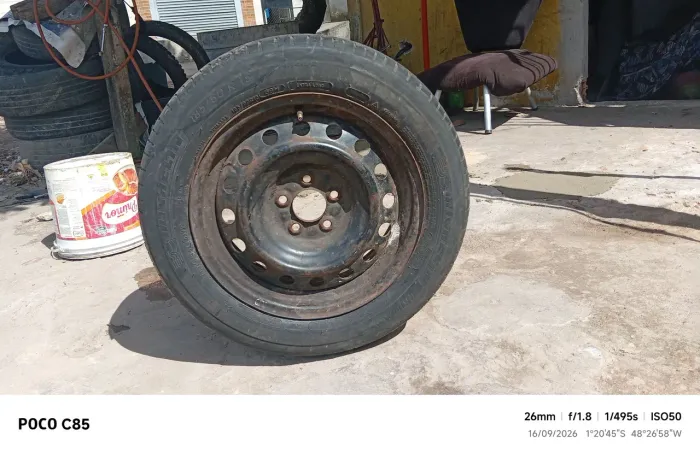 Vendo roda com pneu ? aro 15 5 furos 