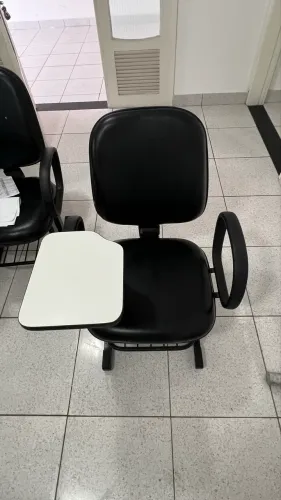 Vendo 10 cadeiras com braços, 1/2 mesa articulada, encosto e assento acolchoado.