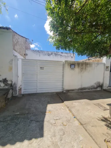 Casa ampla com 3 quartos, garagem coberta e quintal - Excelente localização