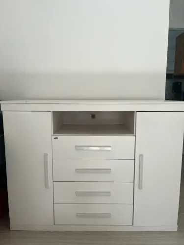 Cômoda Branca com 4 Gavetas e 2 Portas
