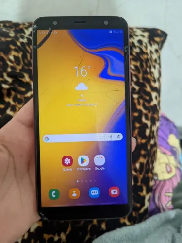 Celular J4+