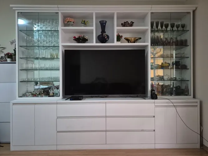 Cristaleira com vão de TV de 65 pol