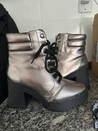 Bota alta prateada de salto, estilosa e elegante. Ótimo estado!
