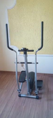 Elíptico Athletic Works, funcionando normalmente, em bom estado de conservação