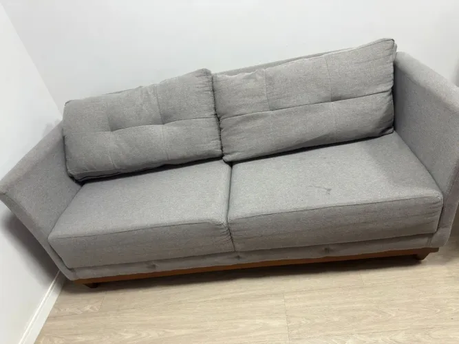 Sofa linho e pé de madeira 