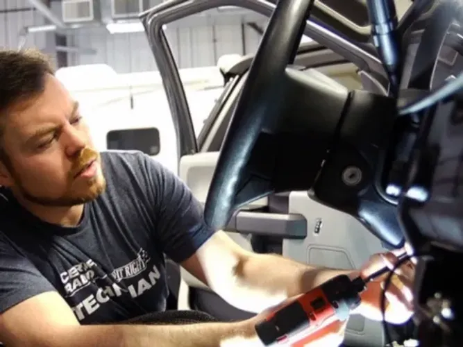 INSTALADOR DE ACESSÓRIOS AUTOMOTIVOS 