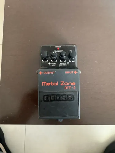 Pedal pra guitarra Boss metal zone