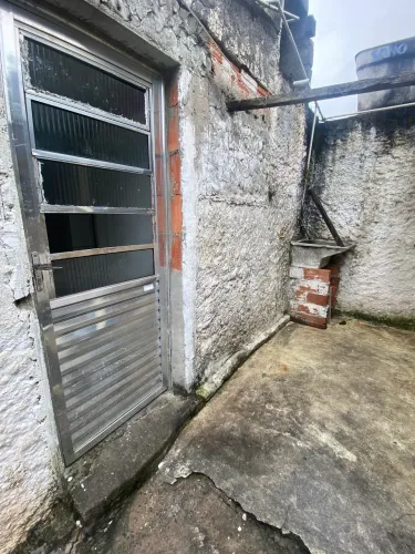 ALUGA-SE 1 comodo e 1 banheiro