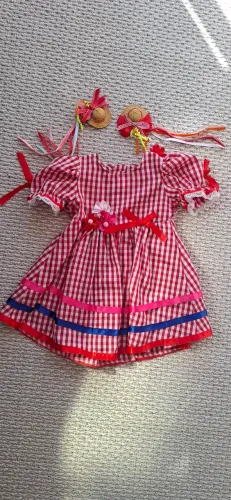 Vestido festa junina com enfeite de cabelo