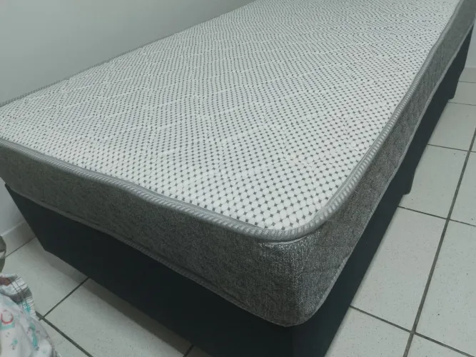 Vende-se cama zera , comprada em meio deste ano .