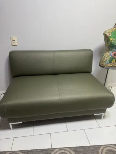 Sofá 2 lugares com estofado verde oliva maravilhoso