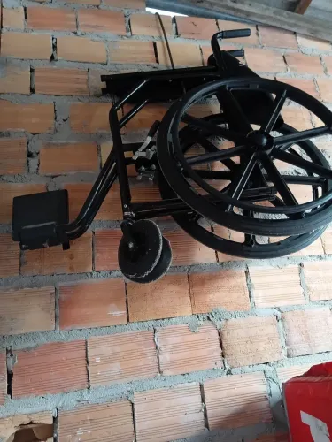 Vendo uma Cadeira de rodas