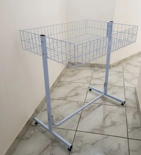 Cesto expositor aramado / Banca de ofertas