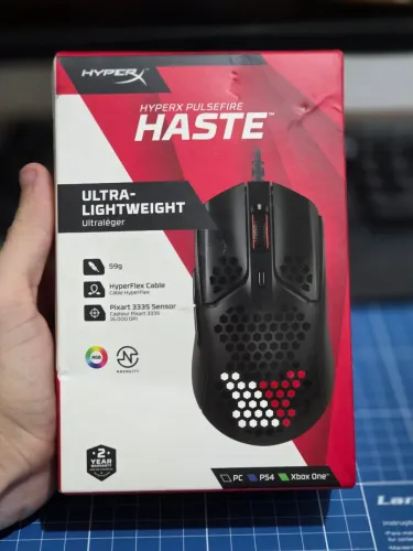 Mouse HyperX Pulsefire Haste com pads extras