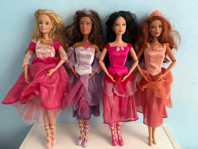 lote 4 bonecas Barbie As 12 Princesas Bailarinas