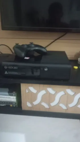 Vendo Xbox 360 super slim + HD de 500gb + jogos e um controle