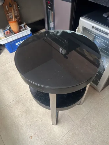 Mesa de canto em vidro e madeira 