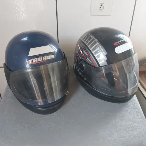 2 capacetes