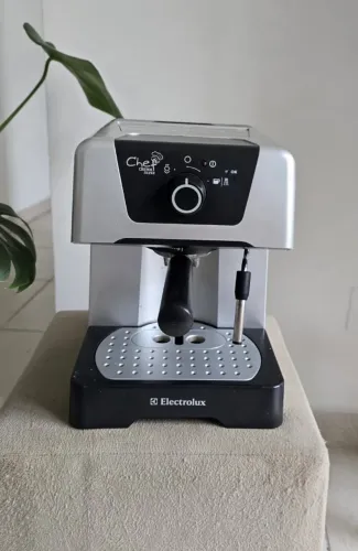 Cafeteira Espresso Electrolux Chef Crema / EMC10