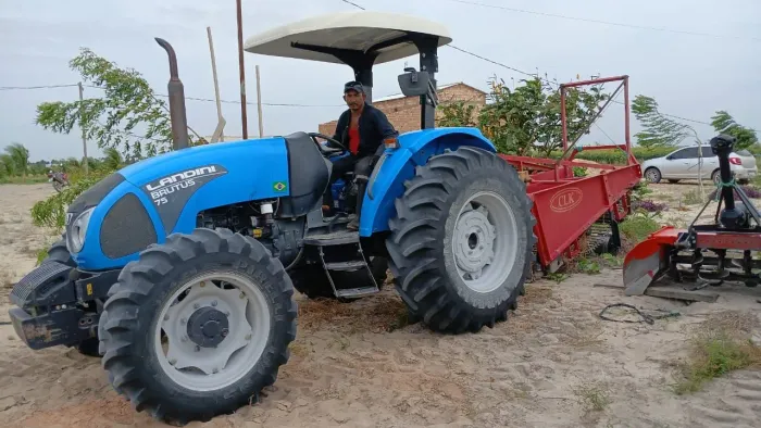 Trator ano 2022 muito novo !