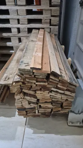 Ripas de paletes tamanho aproximado 1.10mt, 2.00 reais cada, entregamos com taxa.