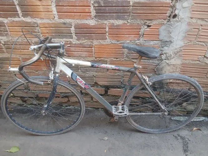 Bicicleta, acompanha capacete e cadeado, aceito propostas<br>Chama no WhatsApp * *56*
