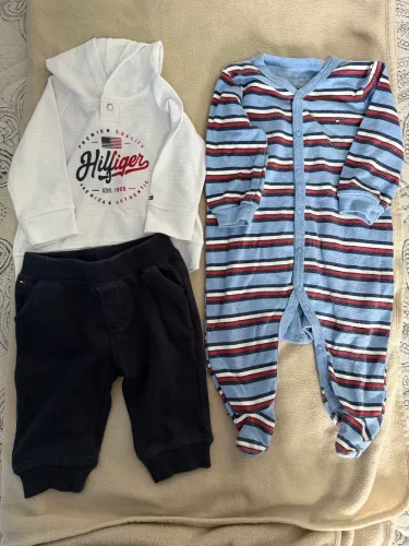 Conjunto bebê Tommy Hilfiger e macacão Tommy Hilfiger 