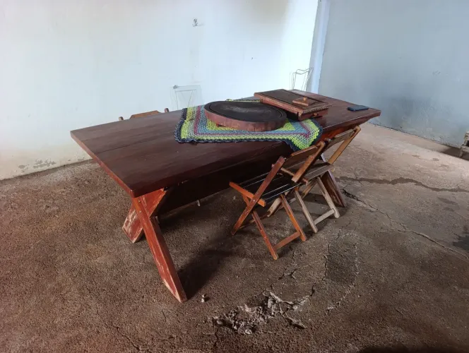 Mesa de madeira sem as cadeiras a venda
