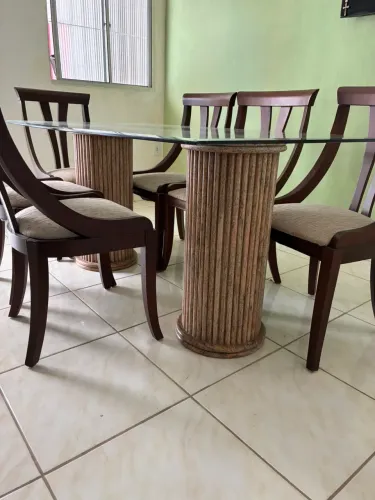 Mesa com pés de mármore detalhado