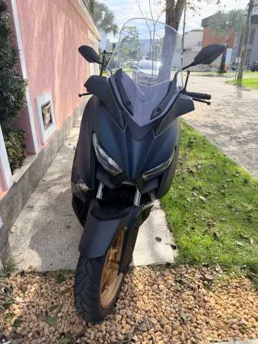Vendo xmax muito nova 