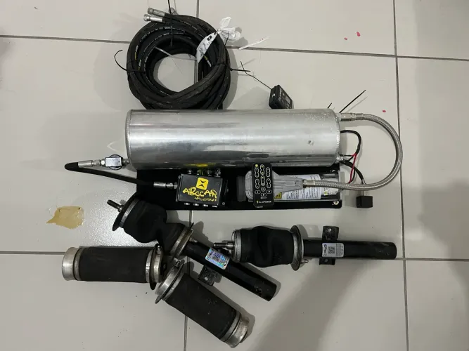 Vendo Suspensão Ar marca ABCar 10mm completa e já pré instalada 1 mês de usada