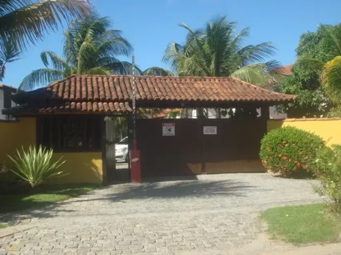 Excelente casa de Condomínio, 700 m. da praia, 2 suítes, garagem, com total segurança e l