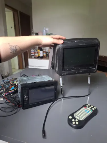 Central Multimídia e uma Tela de encosto de cabeça com controle remoto e fiação completa