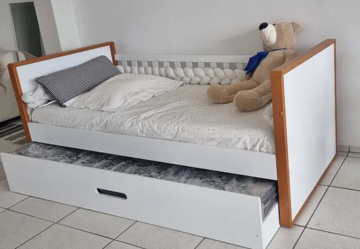 Cama infantil com auxiliar branco e freijó 