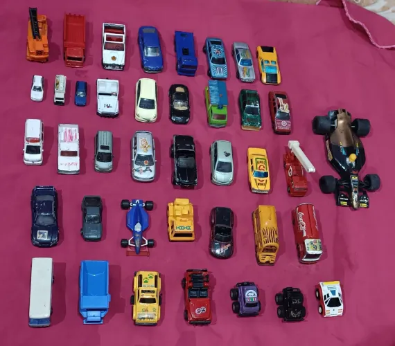 Lote com 40 Miniaturas de Carrinhos Japoneses - Metal e Fricção (Originais do Japão)