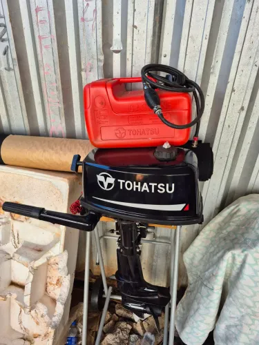 Motor 5 hp Tohatsu, com ré, 6 meses de uso, 4 tempo. 