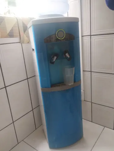 Bebedouro para água com defeito na saída de água em uma das torneiras. Gelando MT bem. 