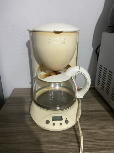 Cafeteira Britânia com jarra de vidro e timer digital 