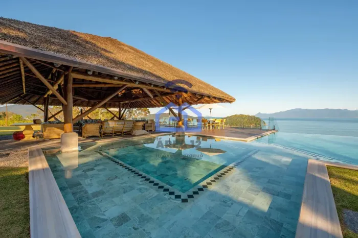 Mansão Exclusiva à Beira-Mar em Caraguatatuba: Piscina Infinita, Vista Incrível e Infraest