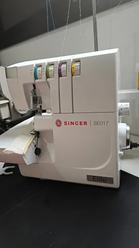 Máquina Overloque Singer SE017 Elite 110V - Estado De Nova - Acabamento Profissional
