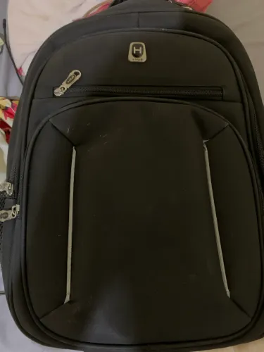 MOCHILA +HUB COM ALÇAS AJUSTÁVEIS COM 4 BOLSOS FRONTAIS, E 2 AO LADOS