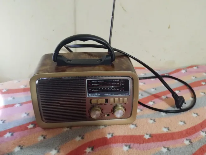 Rádio Antigo com Lanterna.
