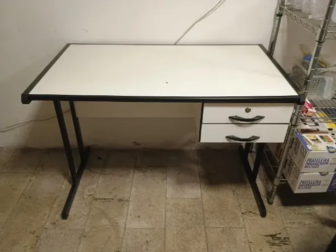 MESA PARA ESCRITÓRIO COM GAVETAS