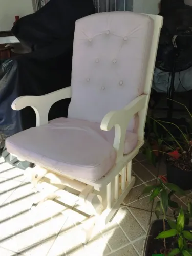 Poltrona de balanço de madeira