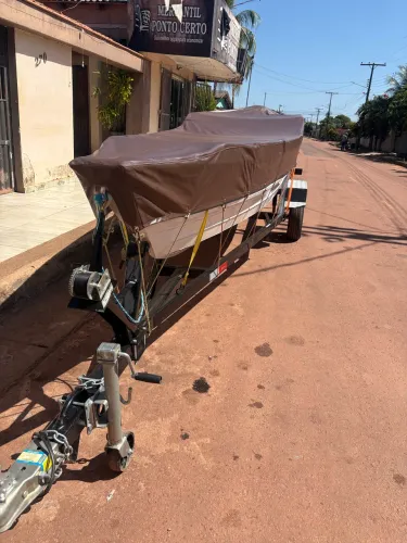 Vendo barco com motor e carroça