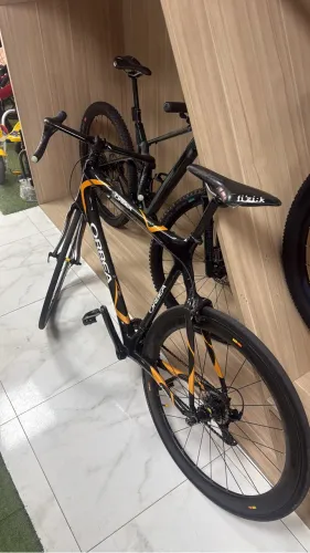 Bicicleta Speed toda carbono tamanho 56
