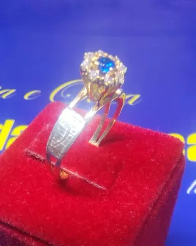 Anel Formatura Ouro 18 Kilates Cabeça 6 mm Pedras Diamantes e a Azul Zircônia Peso 1.37 Gr