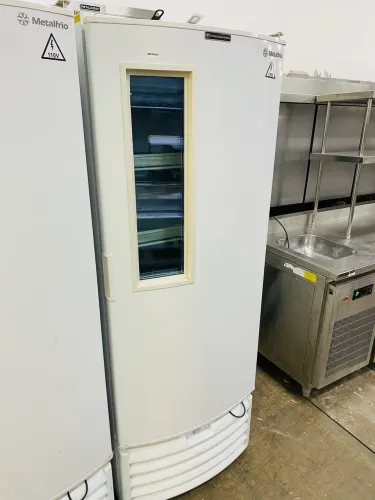 Freezer tira de vidro Metalfrio 110V