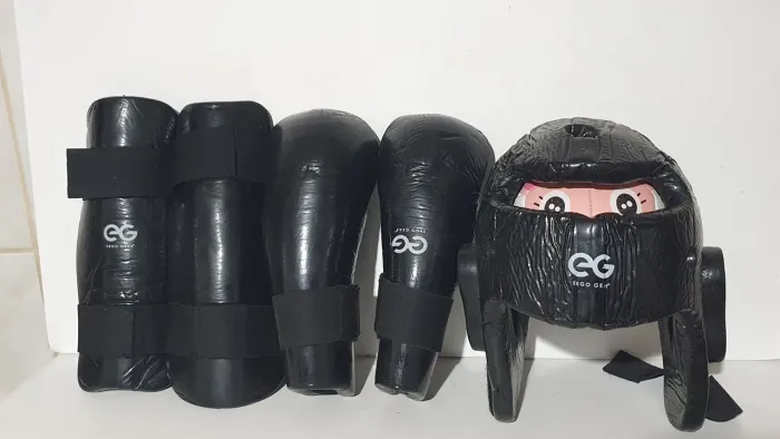 Capacete caneleira e luva para artes marciais ERGO GEAR