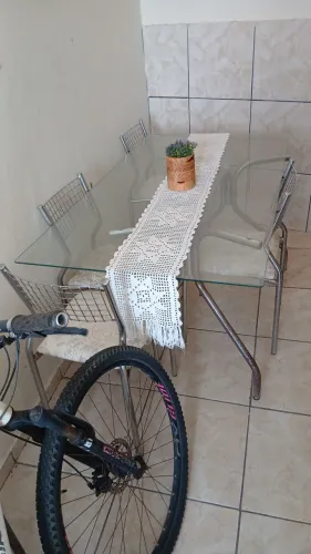 Mesa de vidro com 4 cadeiras